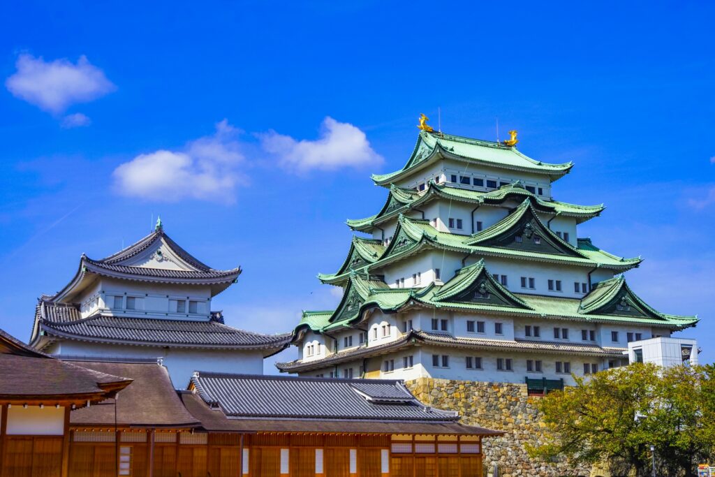 Lâu đài Nagoya nhìn từ công viên Meijō