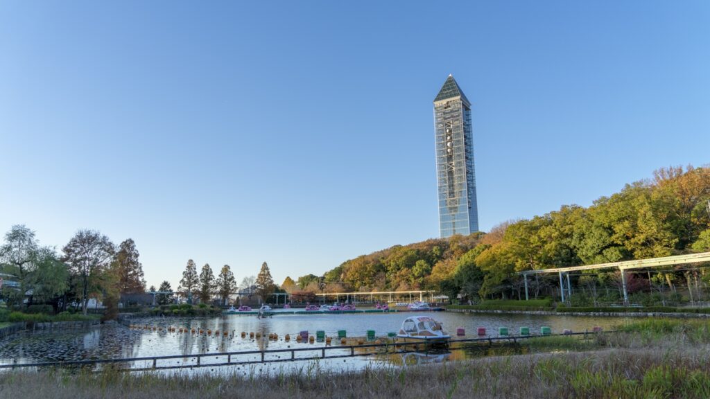 Tháp quan sát Higashiyama Sky Tower nhìn từ dưới lên
