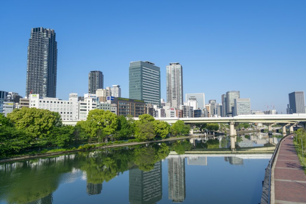 Lối đi bộ ven sông trong Công viên Nakanoshima