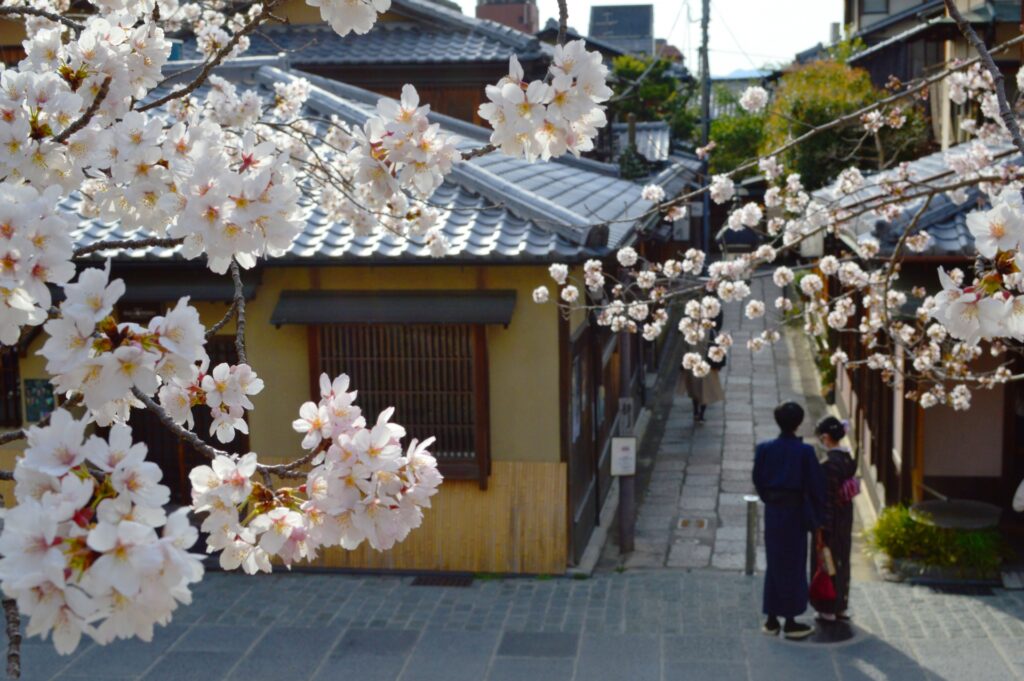 Hình ảnh kimono và phố cổ Kyoto
