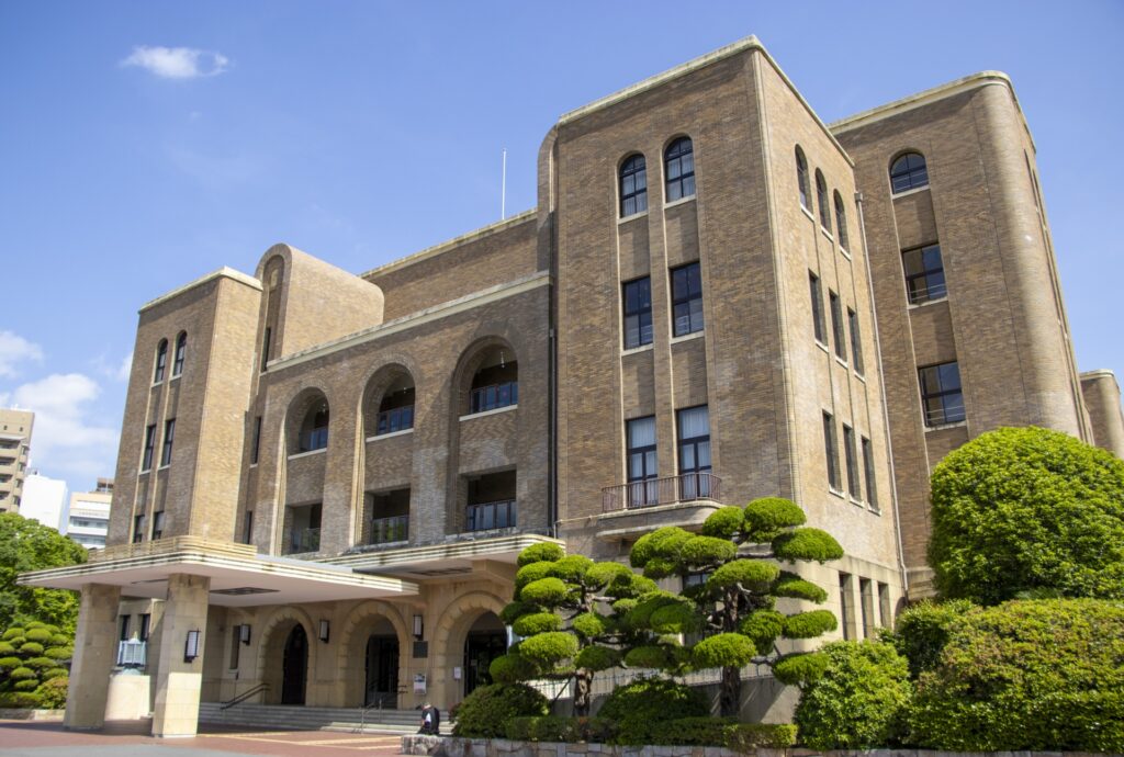 Hội trường công cộng Nagoya – địa điểm tổ chức sự kiện nghệ thuật gần công viên.