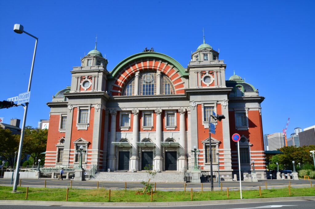 Hội trường Trung tâm Osaka nhìn từ công viên