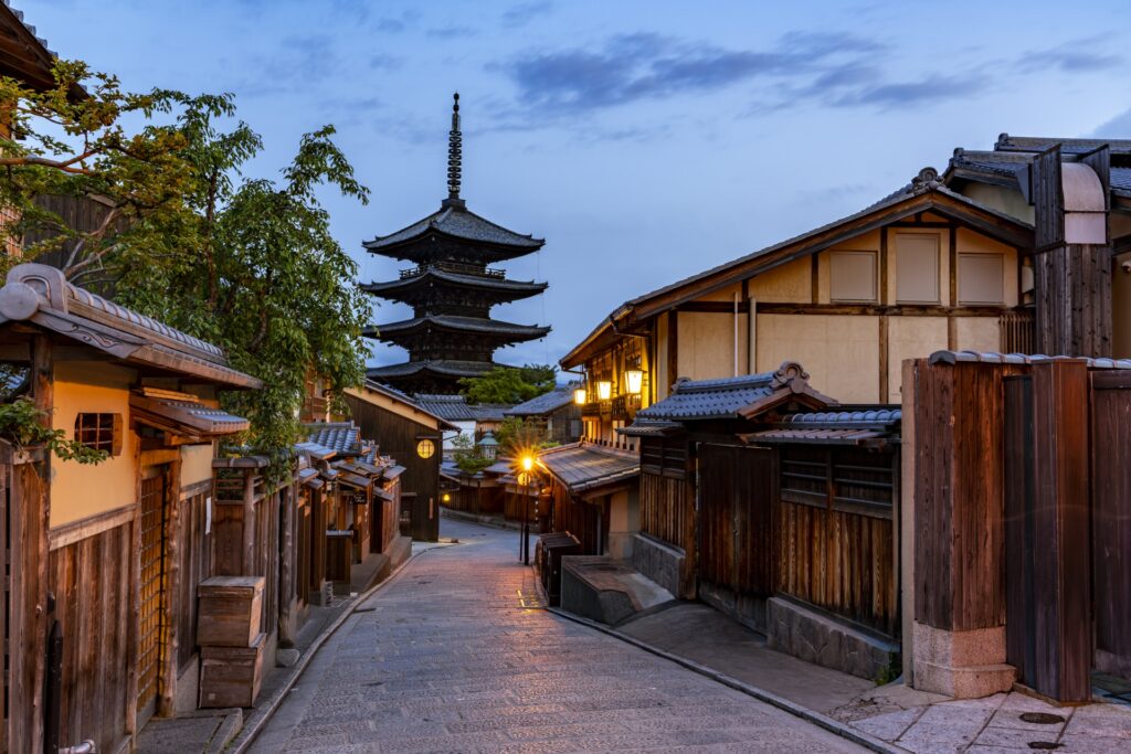 Tháp Yasaka và con phố lát đá – Điểm check-in lãng mạn lúc hoàng hôn ở Kyoto