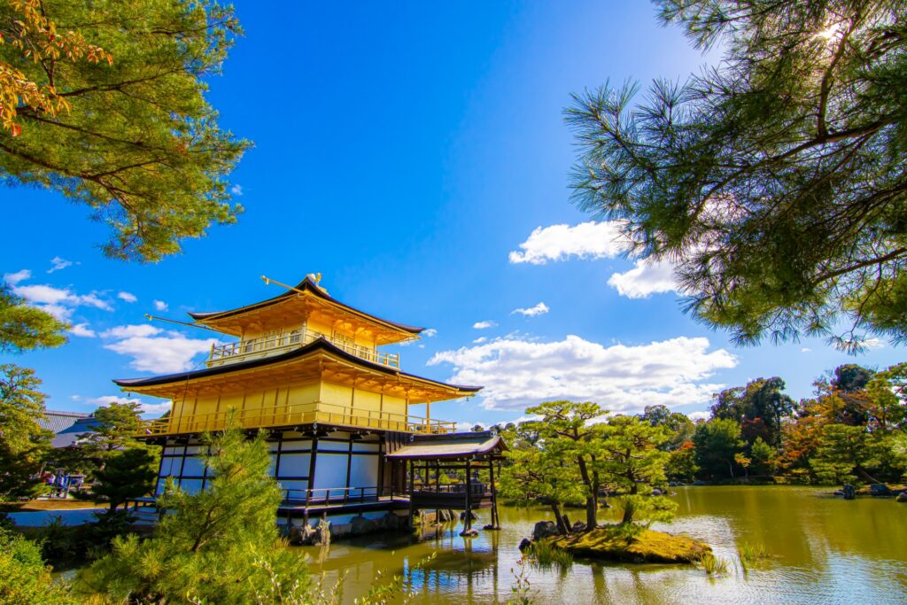 Chùa Vàng Kinkaku-ji phản chiếu xuống hồ – Biểu tượng du lịch Kyoto