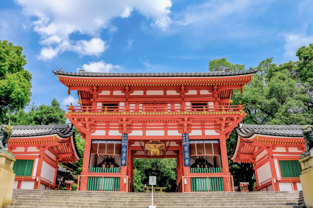 Cổng Tây Lâu Môn màu đỏ rực tại đền Yasaka
