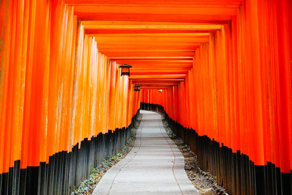 Hành lang nghìn cổng Torii đỏ tại đền Fushimi Inari – Biểu tượng sống ảo Kyoto