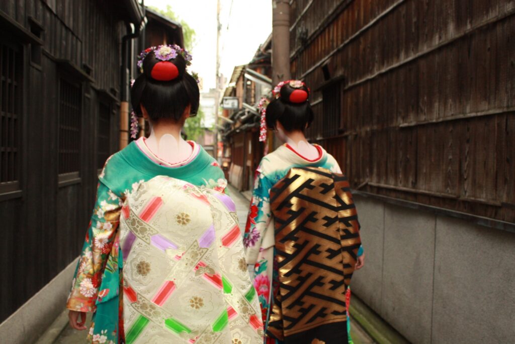 Maiko trong bộ kimono đi dọc phố Gion