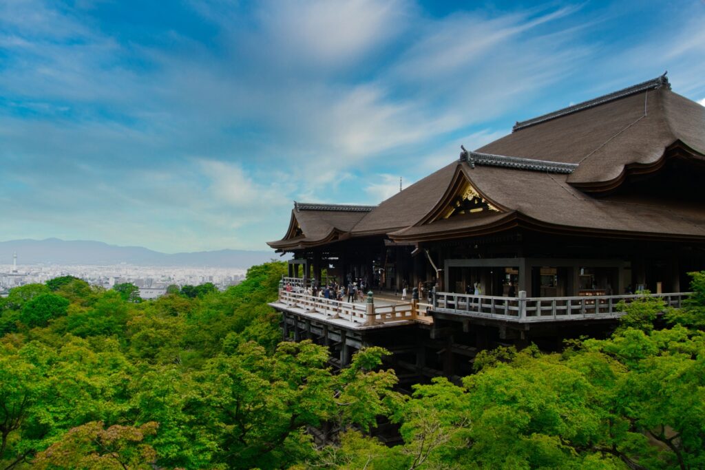 Chùa Kiyomizu xanh mướt giữa mùa hè