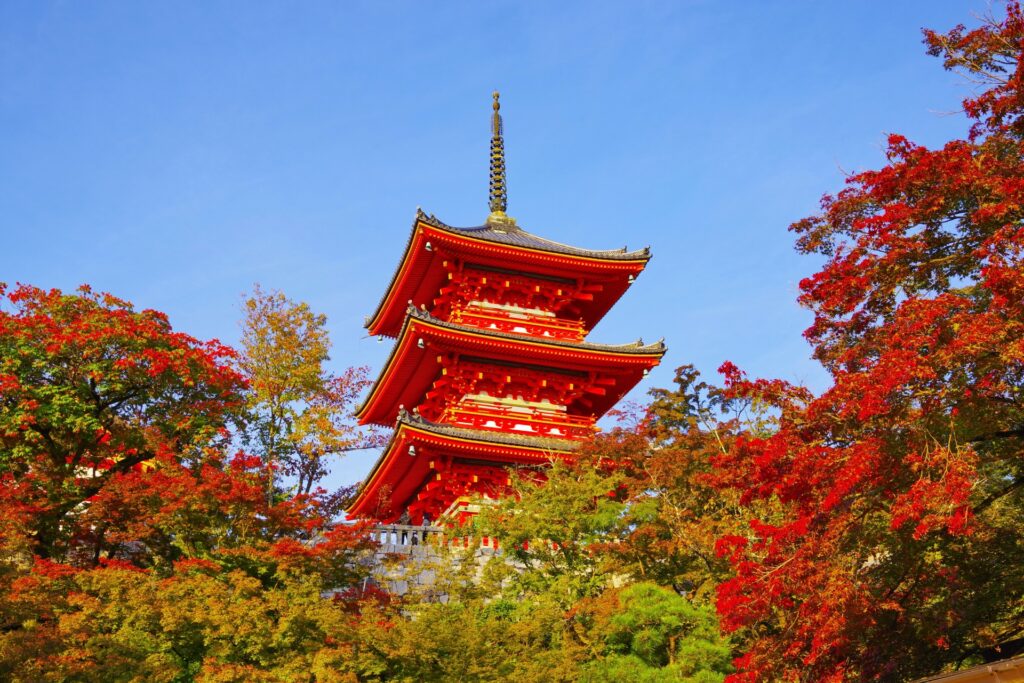 Tháp 3 tầng Kiyomizu-dera giữa khung cảnh lá đỏ mùa thu