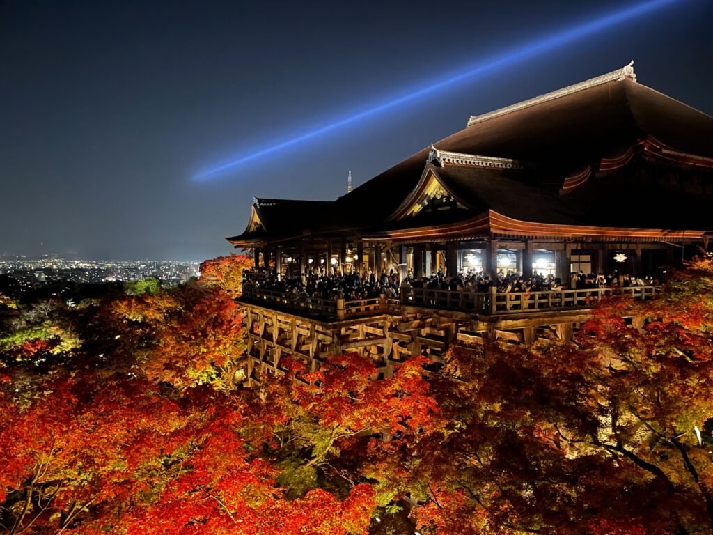 Sân khấu Kiyomizu lung linh trong lễ thắp đèn ban đêm