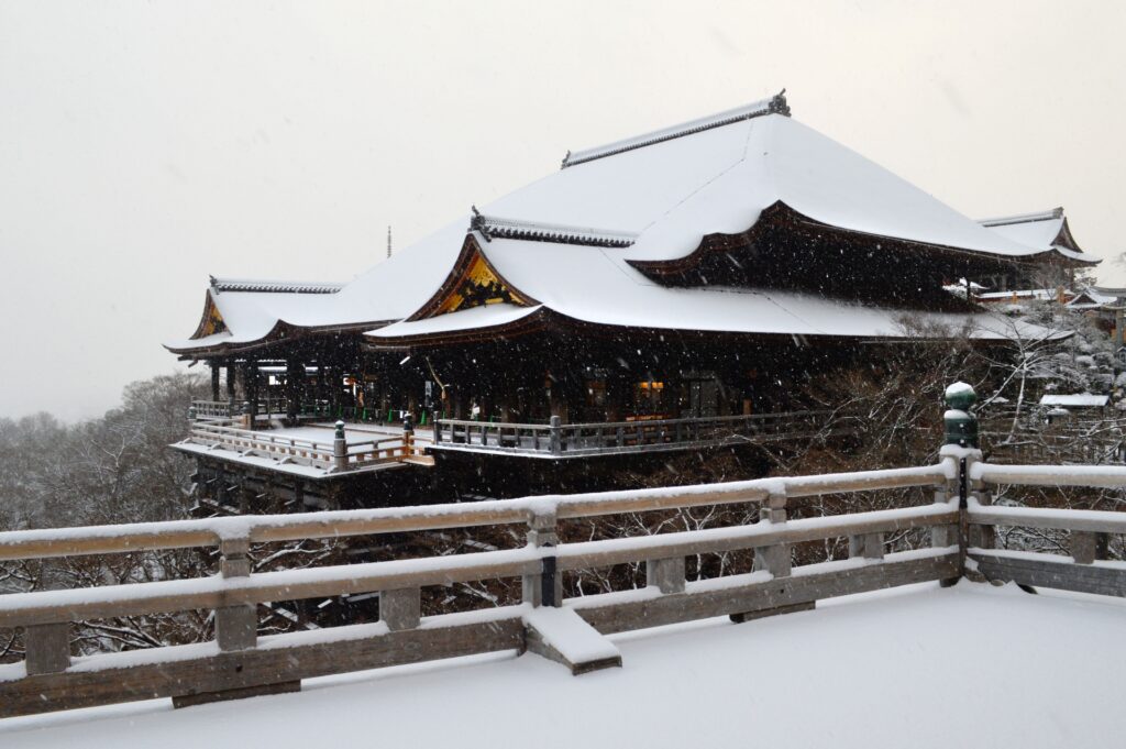 Chùa Kiyomizu phủ tuyết trắng mùa đông nhìn ra thành phố Kyoto
