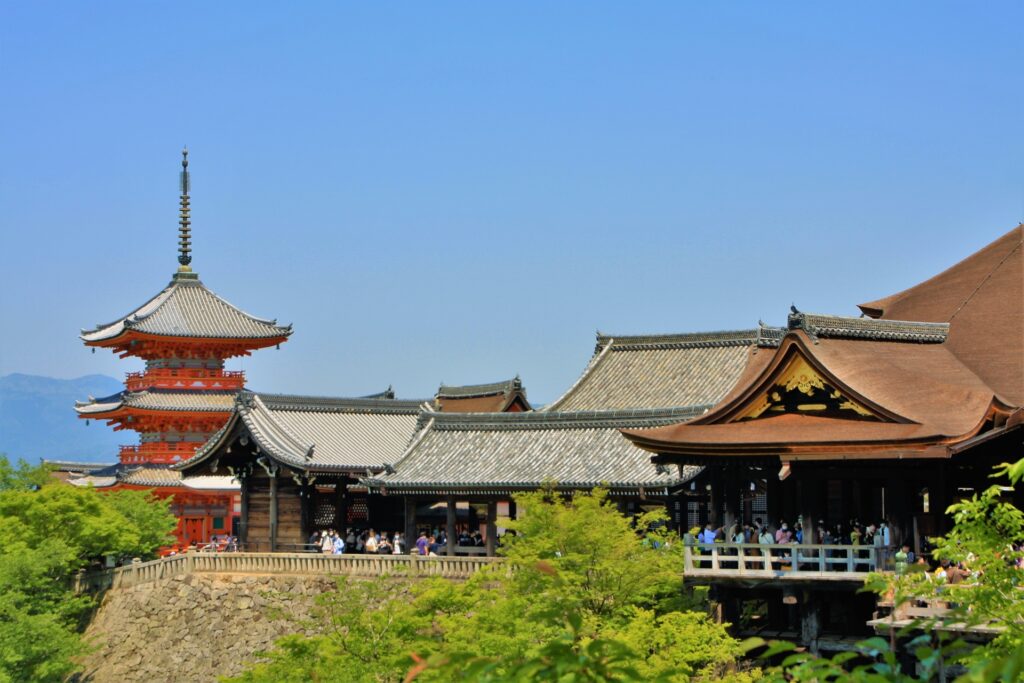 Toàn cảnh chùa Kiyomizu và thành phố Kyoto nhìn từ tháp Koyasu