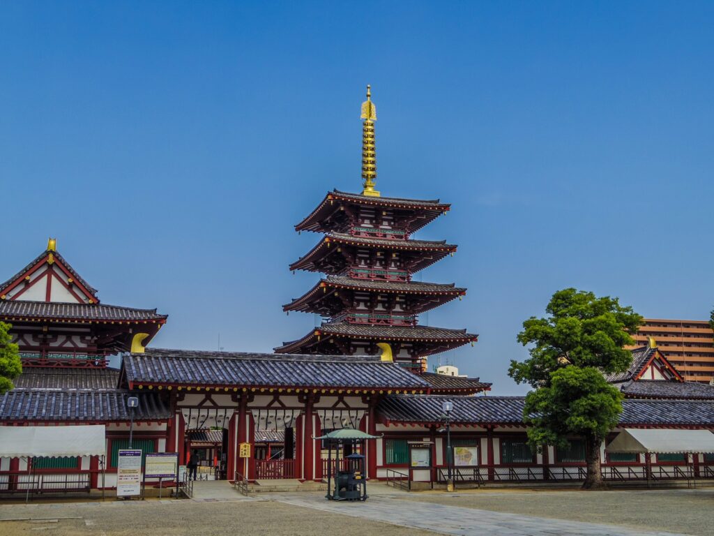 Tháp năm tầng của chùa Shitenno-ji ở Osaka