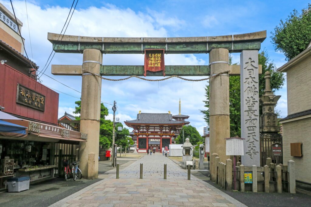 Cổng đá cổ Ishitorii tại Shitenno-ji