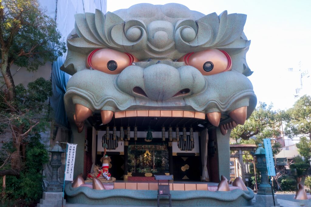 Đền Namba Yasaka với tòa Sư Tử Đài khổng lồ