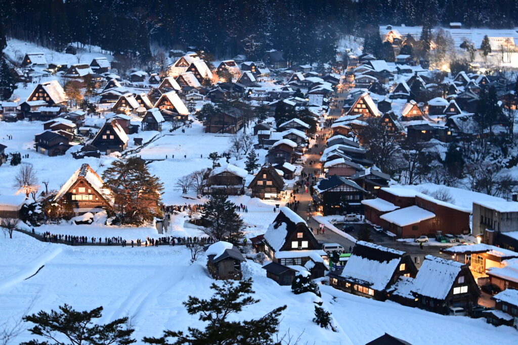 Shirakawa-go mùa đông với tuyết và thắp đèn light-up