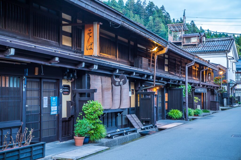 Phong cảnh phố cổ Takayama (Sanmachi) với nhà gỗ truyền thống