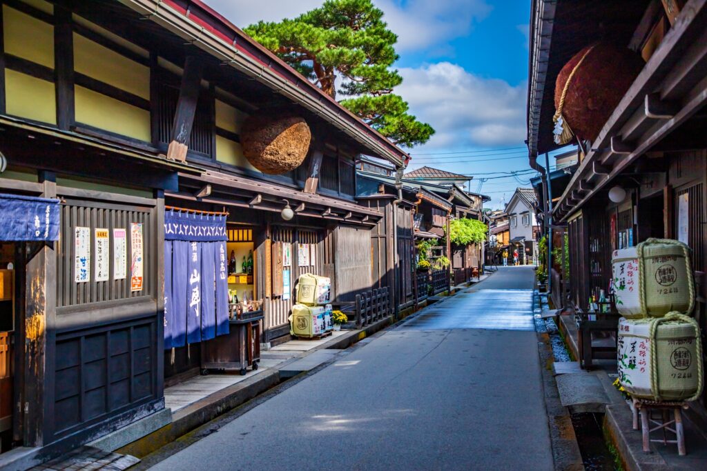 Phong cảnh phố cổ Takayama (Sanmachi) với nhà gỗ truyền thống