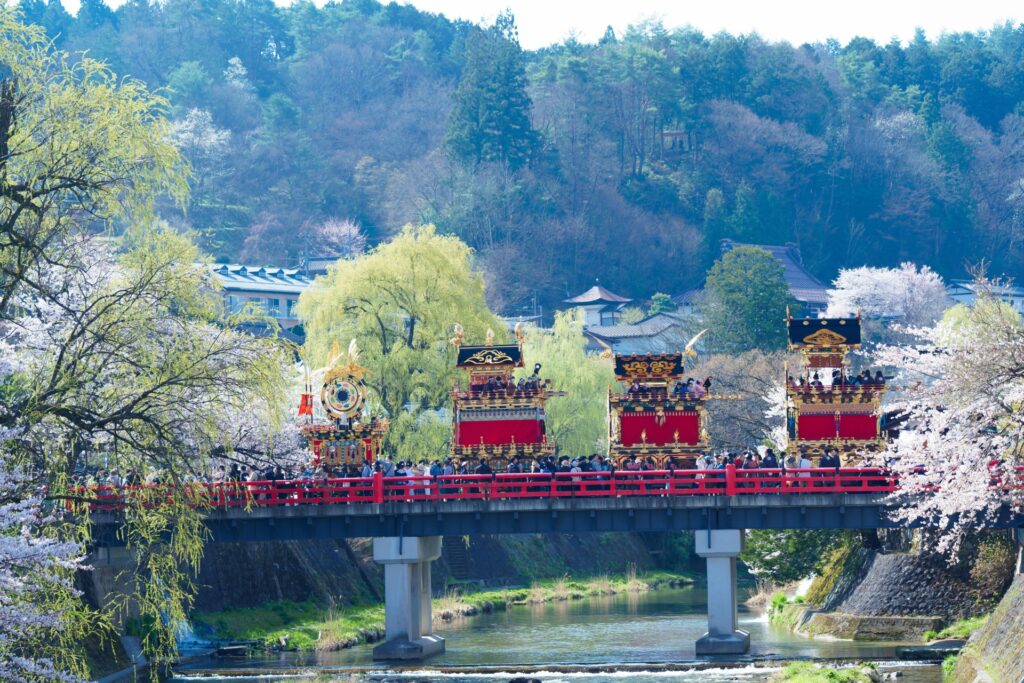 Cầu đỏ Nakabashi và hoa anh đào mùa xuân
