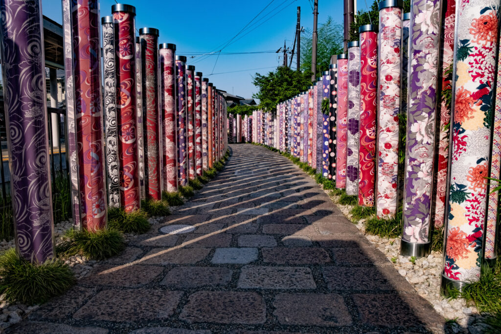 Lối đi Kimono Forest ban ngày với hoa văn Yuzen rực rỡ