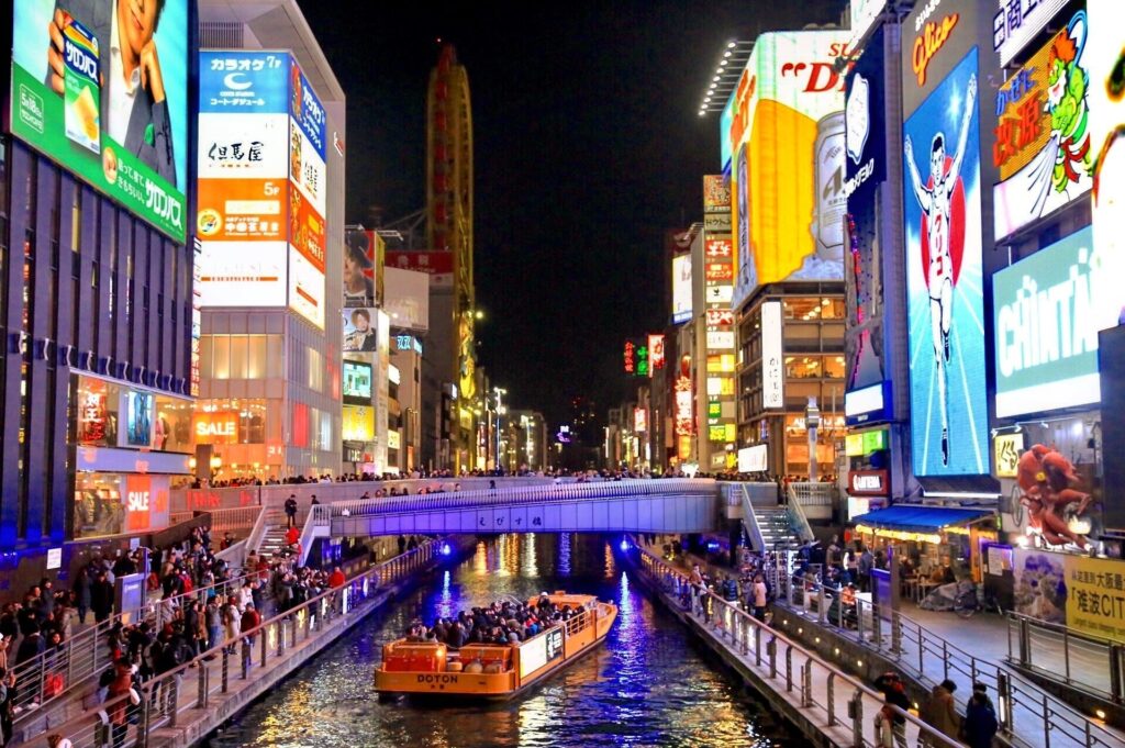 Cảnh đêm lung linh bên sông Dotonbori với ánh đèn neon