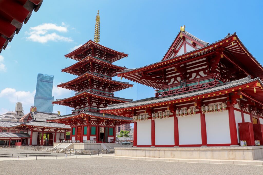 Tháp 5 tầng trong khuôn viên chùa Shitenno-ji