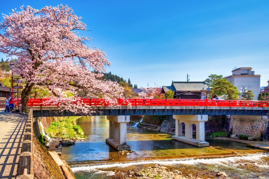 Cầu Nakabashi đỏ bắc qua sông Miyagawa ở Takayama