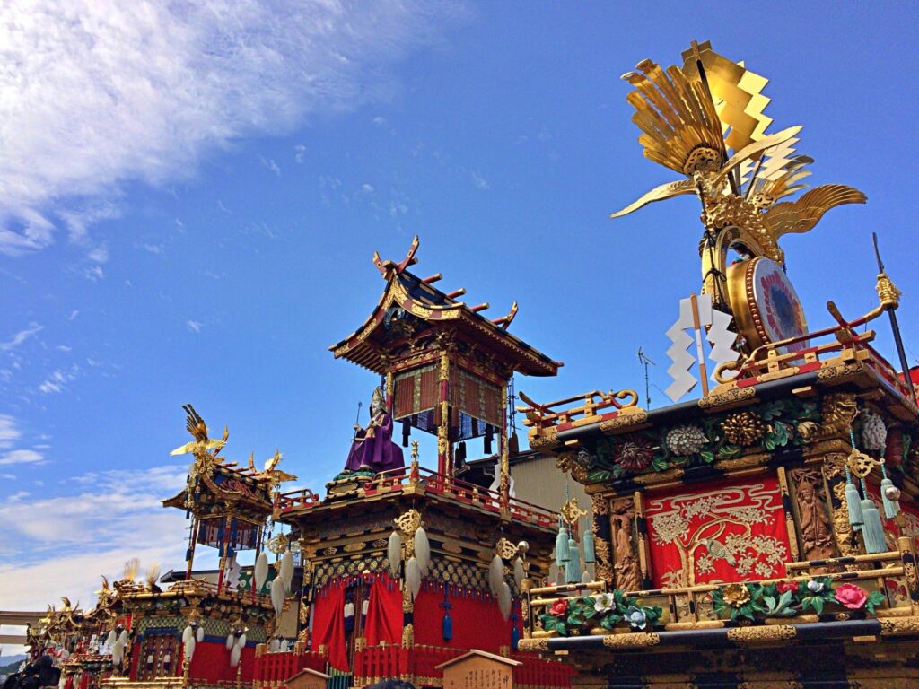 Xe kiệu lễ hội Takayama Yatai với chạm khắc tinh xảo