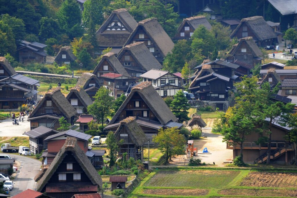 Toàn cảnh làng Shirakawa-go nhìn từ đài quan sát