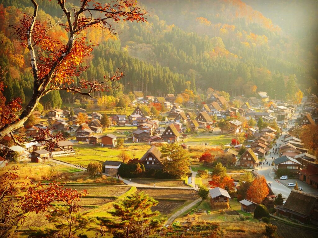 Shirakawa-go mùa thu rực rỡ lá đỏ và vàng