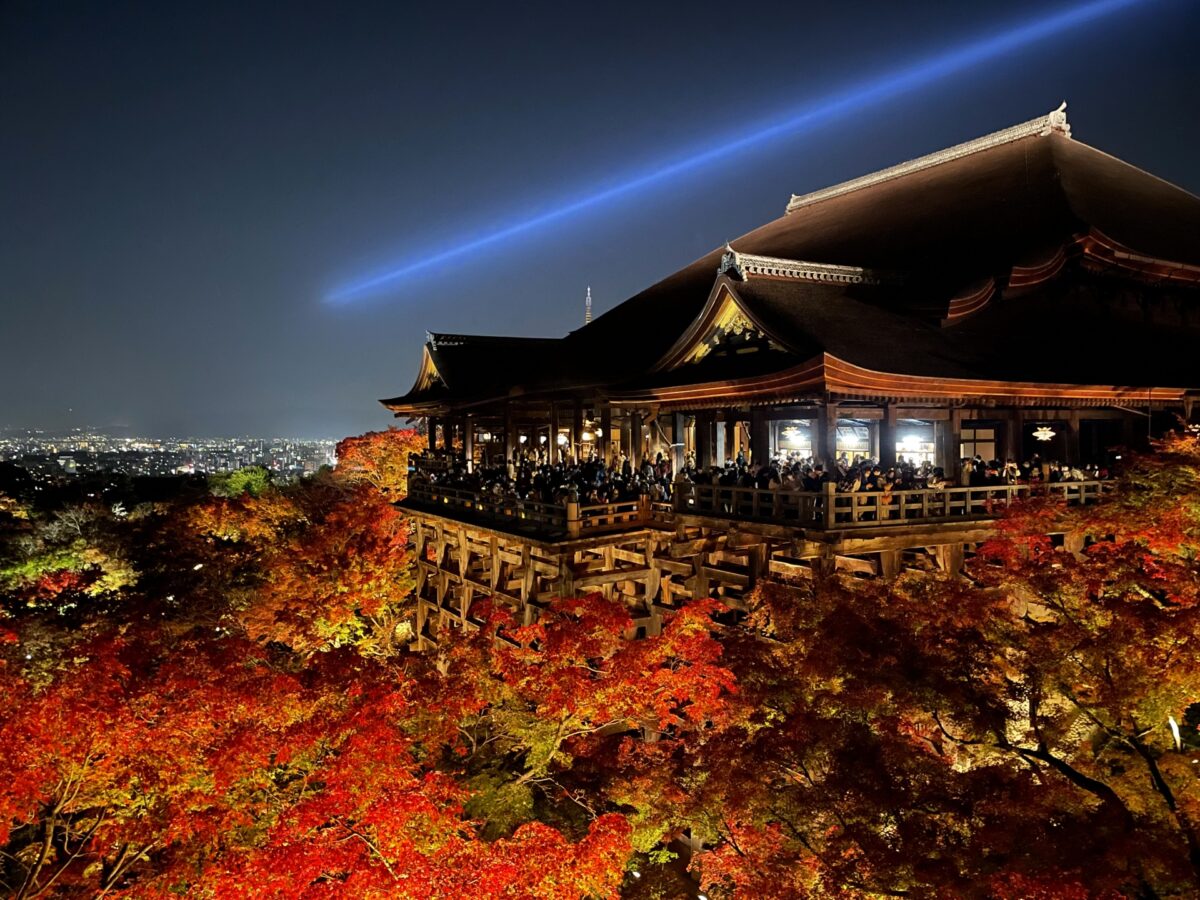 Lá đỏ và chiếu sáng ban đêm tại chùa Kiyomizu-dera