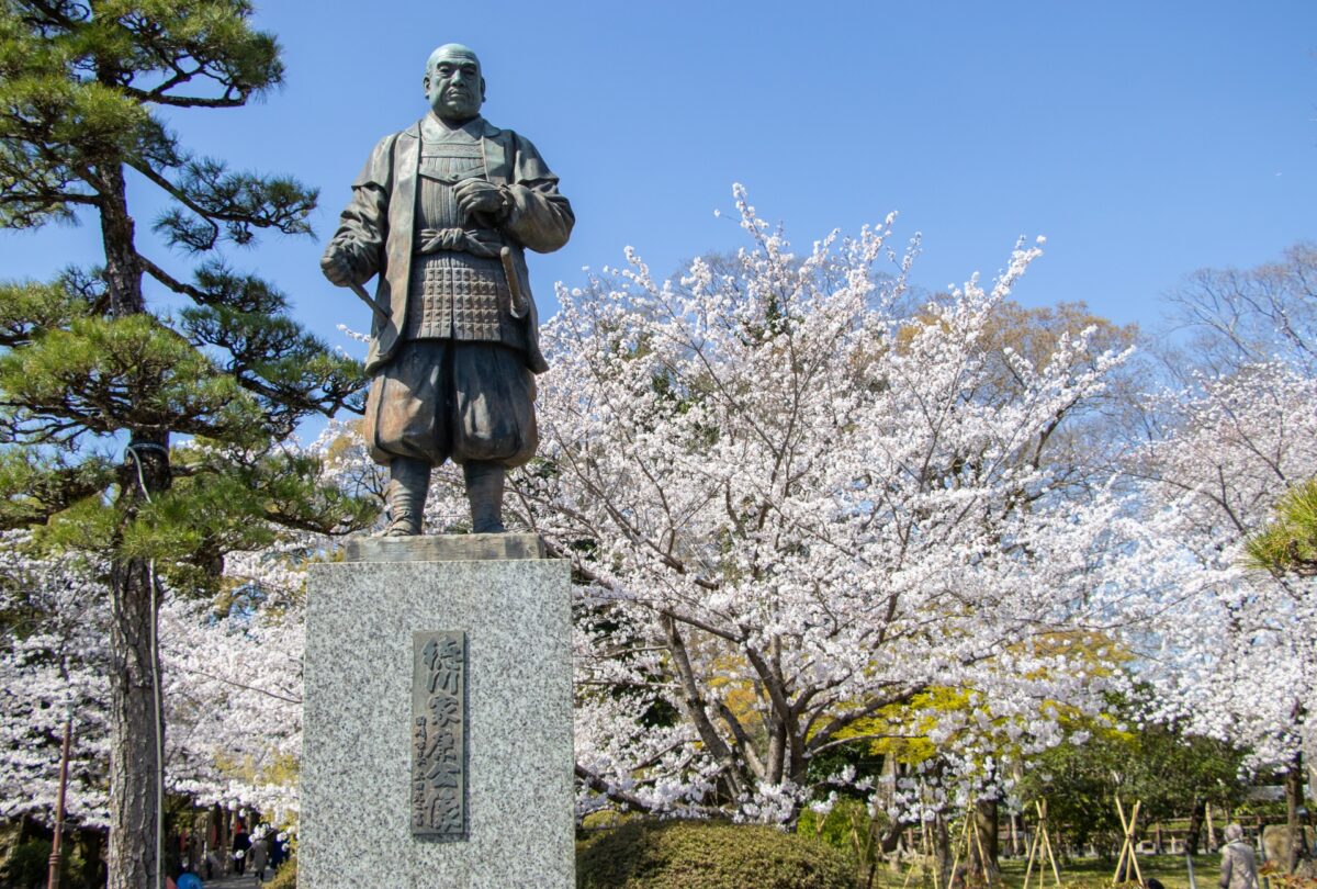 Tượng Tokugawa Ieyasu và hoa anh đào tại Công viên Okazaki – biểu tượng mùa xuân và lịch sử